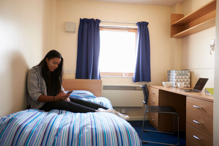 étudiante dans son appartement étudiant à Nancy, révisant avant les examens.